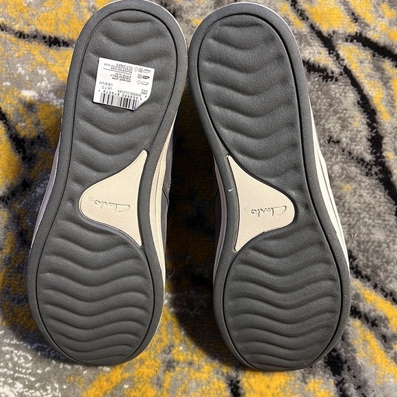 Clarks Women's Gray Ankle Faux Suede Size 9.5M - Picture 5 of 5